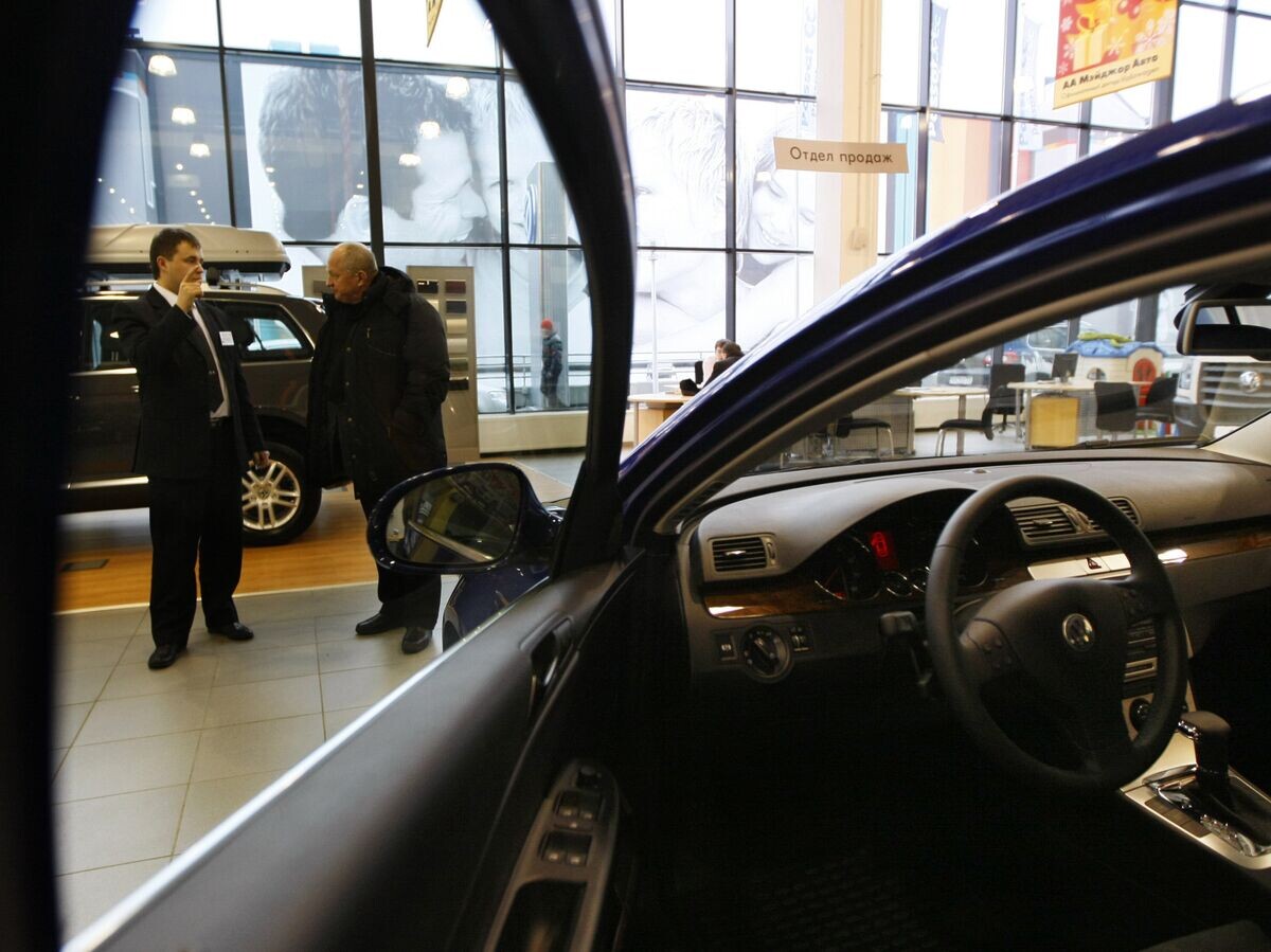    *Работа автосалона© РИА Новости . Руслан Кривобок