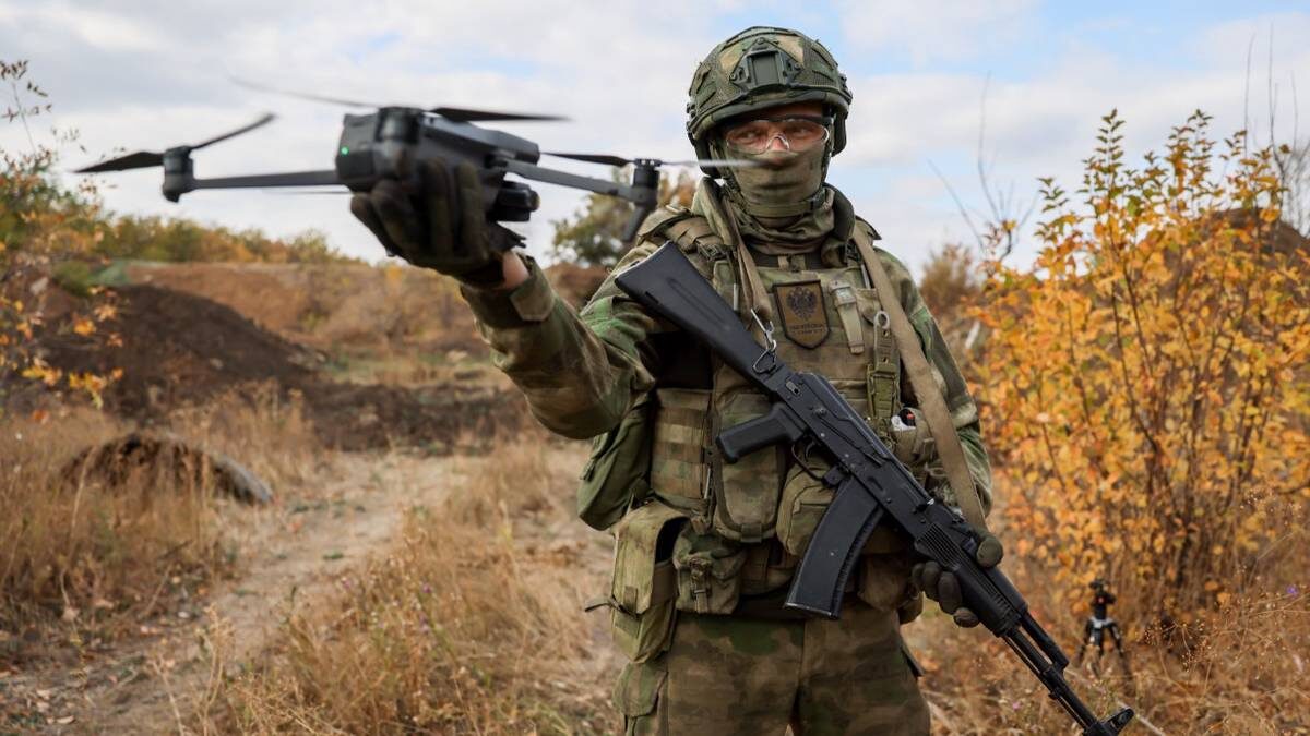    Военнослужащий специального инженерно- саперного отряда запускает беспилотник / Фото: Александр Река / ТАСС