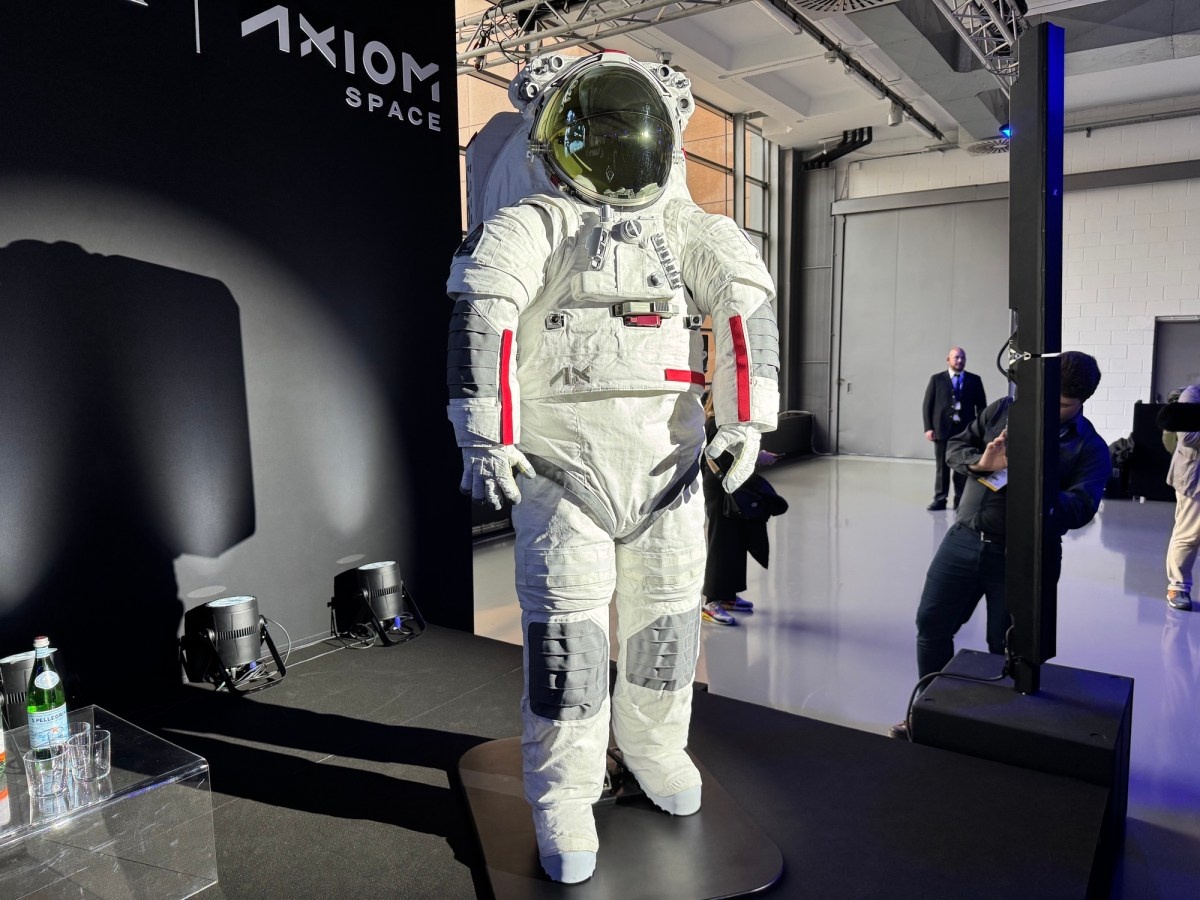 Компания Axiom Space работала с Prada над дизайном скафандра для использования в лунных миссиях «Артемида».