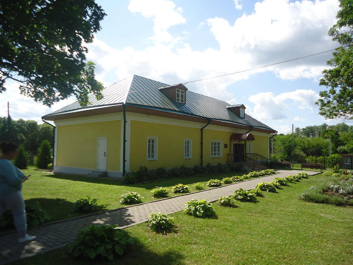 Здание музея И.С.Тургенева - бывшее здание бумажной фабрики. Из архива автора.