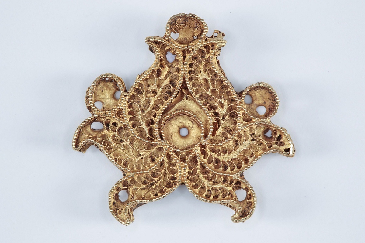    Золотая накладка XIV века в виде лотоса "Арабский цветок". Коллекция Музея Москвы. / mos.ru