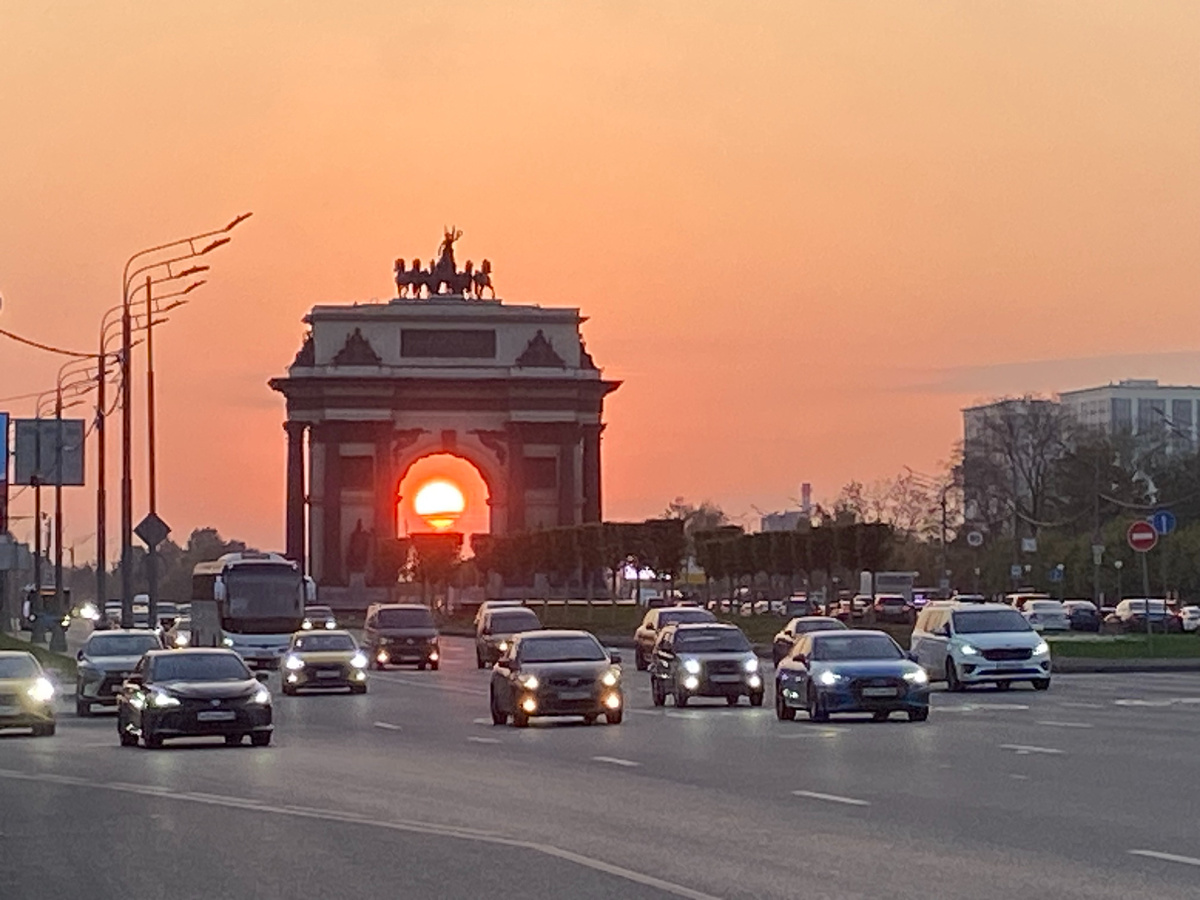 Москва октябрьская. Кутузовский проспект, Триумфальная арка... Фото автора