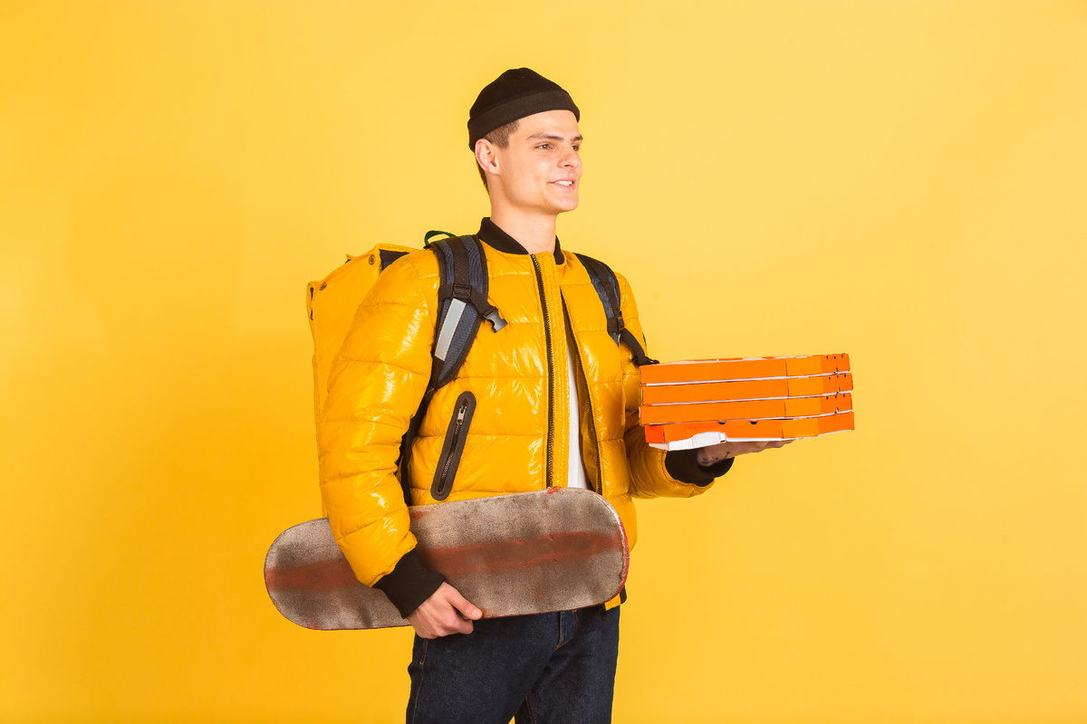 источник фото:<a href="https://ru.freepik.com/free-photo/delivery-service-concept-man-delivers-food-shopping-bags-isolated-yellow-wall_15695888.htm#fromView=search&page=1&position=6&uuid=b09e3b37-5bb1-477a-8f30-6ff93c88eaff">Изображение от master1305 на Freepik</a>