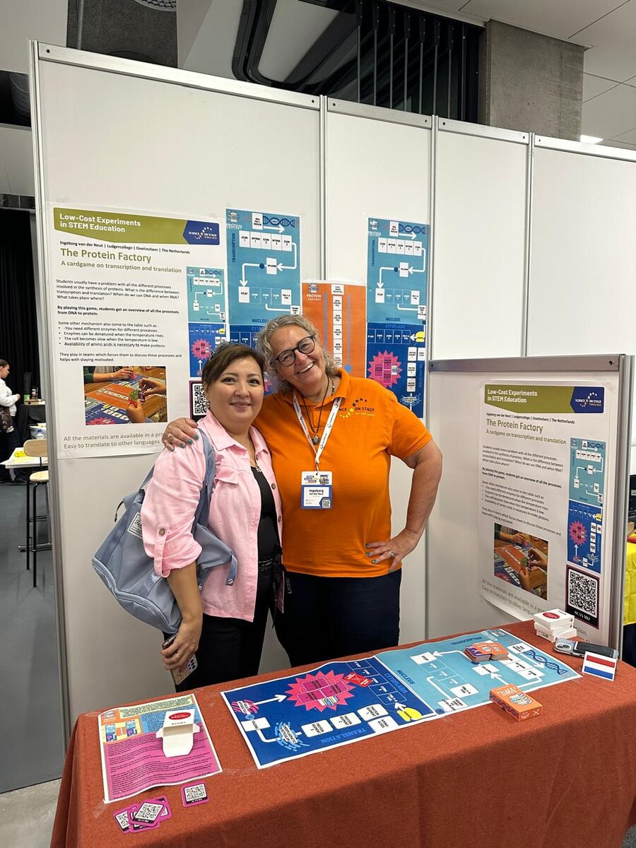 Я и Ингеборга Ван дер Ньют, автор настольной игры "Protein factory"