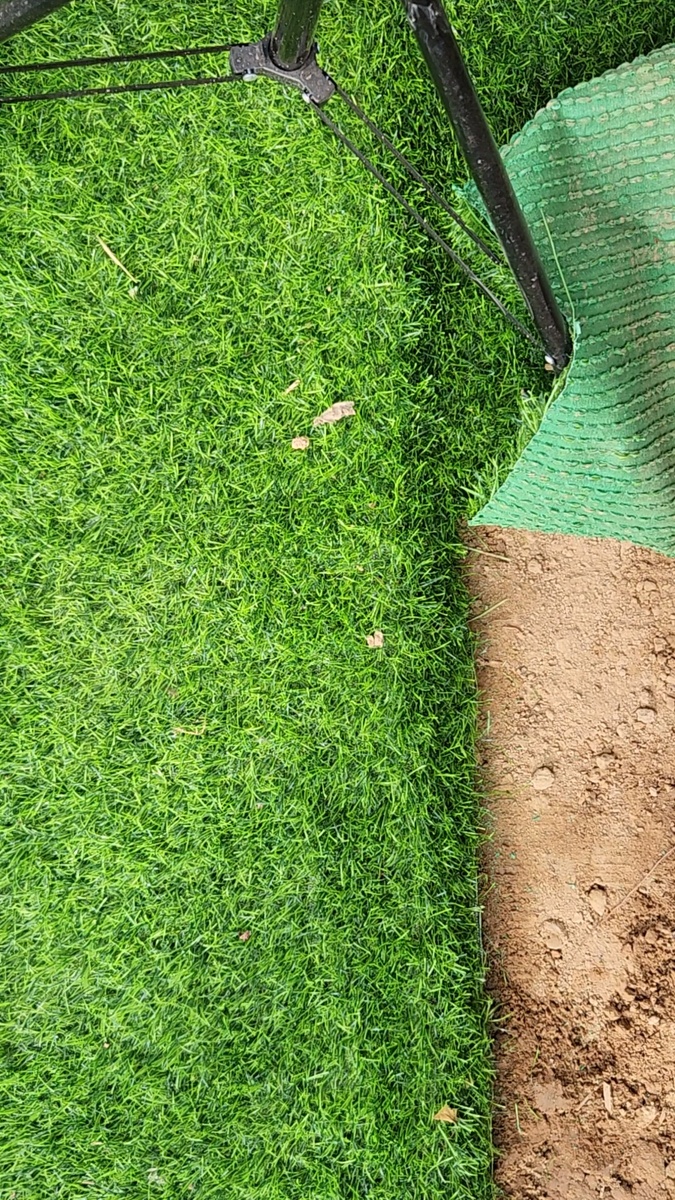 Искусственный газон с плотным ворсом