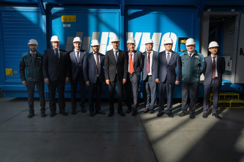 Первый Заместитель Председателя Правительства Денис Мантуров в ходе визита на завод РУМО 24 мая 2024 года. Слева от него в красном галстуке уголовник и рейдер Андрей Горшков, справа — партнер последнего Дмитрий Саморуков. Денис Валентинович, не подпускайте больше никогда к себе подобных персонажей. И да, это фото преисполнено глубокого смысла, а не просто ошибка криворукого фотографа. Видите игру света и тени на лице федерального чиновника? Тень падает со стороны Андрея Горшкова как источника зла и беззакония. Но в этой встрече добро обязательно победит.