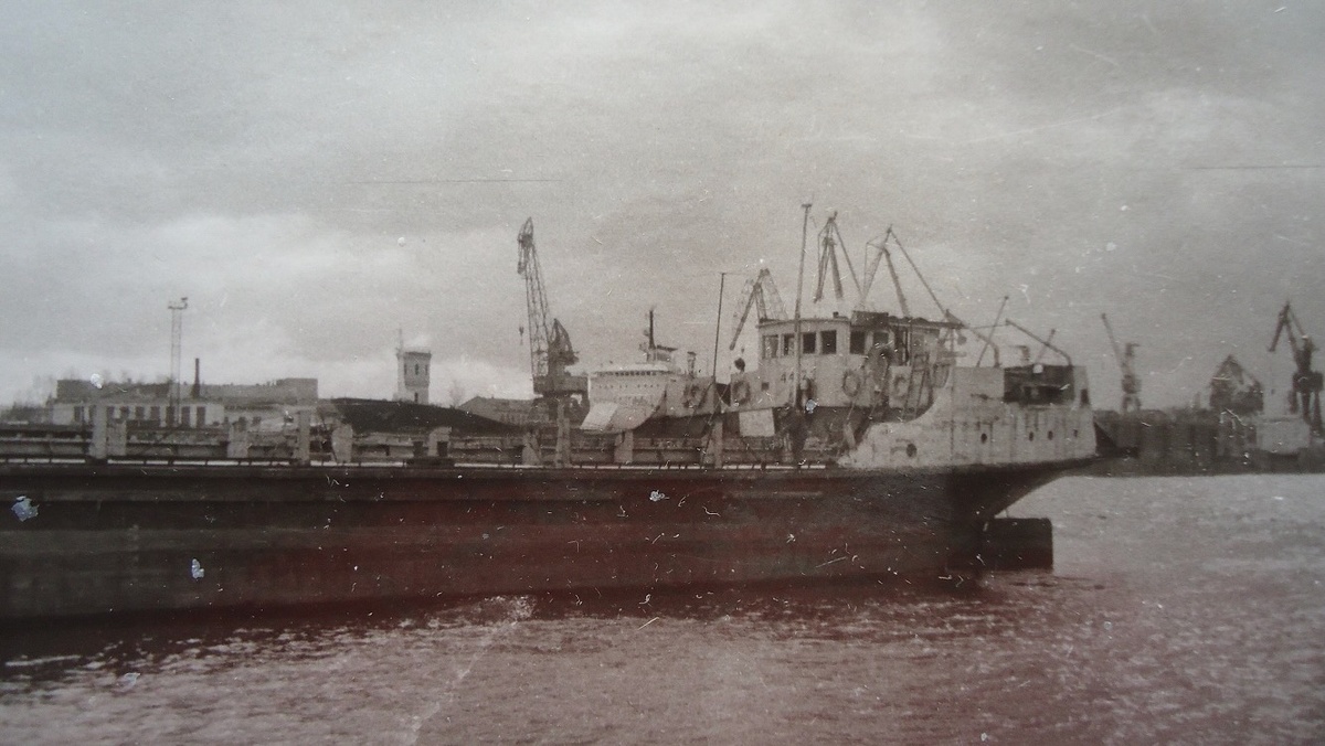Лихтер ЛС-4473, 1989-й год. Источник: https://fleetphoto.ru/vessel/193/