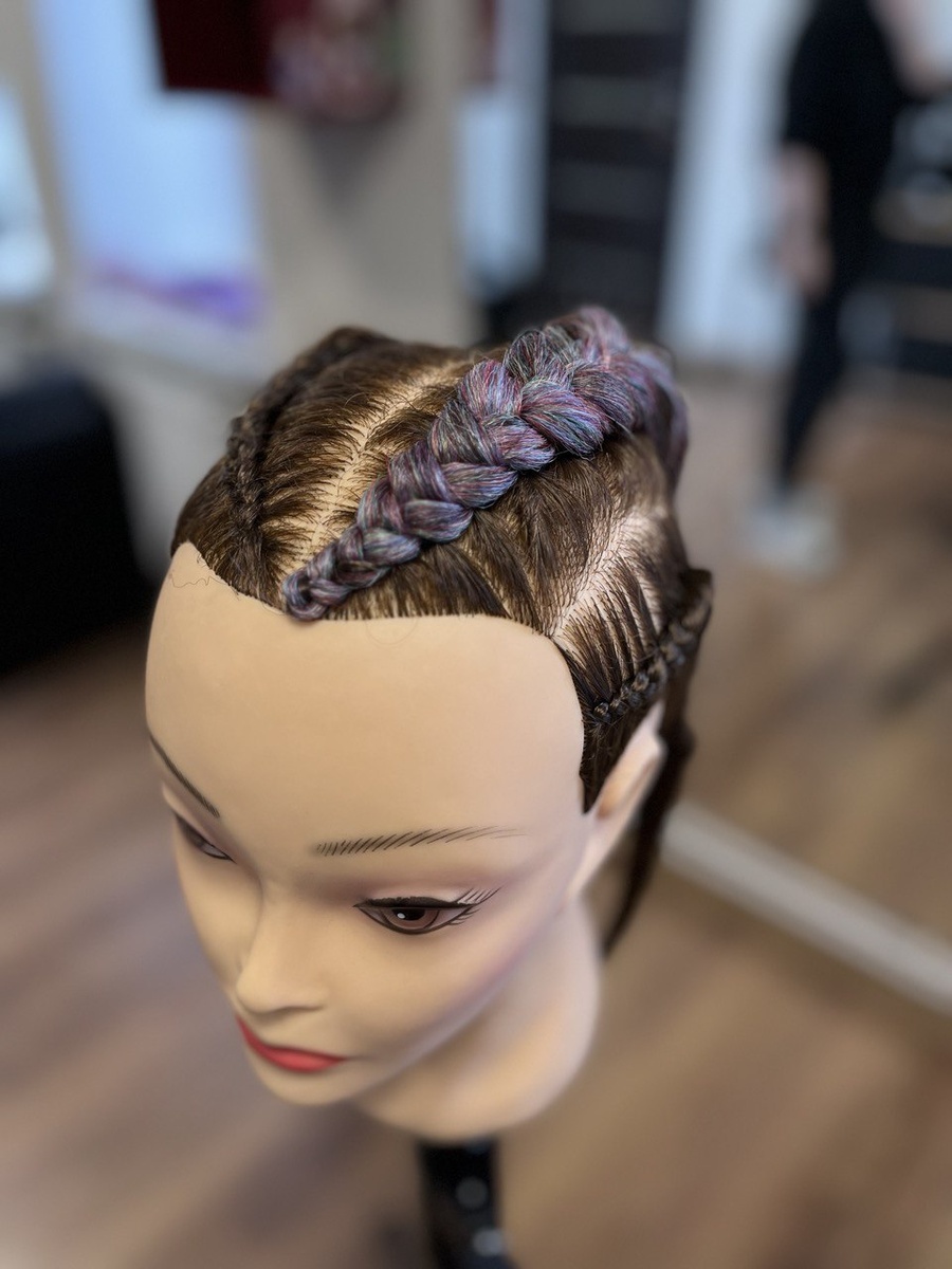 На фото голова с протеиновыми волосами, используется при обучении в Braiding-academy