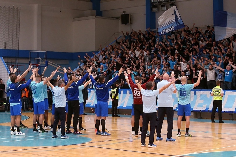     Футбольные фанаты с удовольствием болеют за «Зенит». Гандбольный. Фото: t.me/hczenit