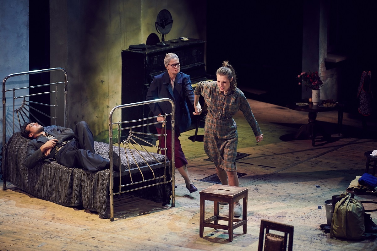    В спектакле очень точно передана атмосфера довоенного и послевоенного времени.