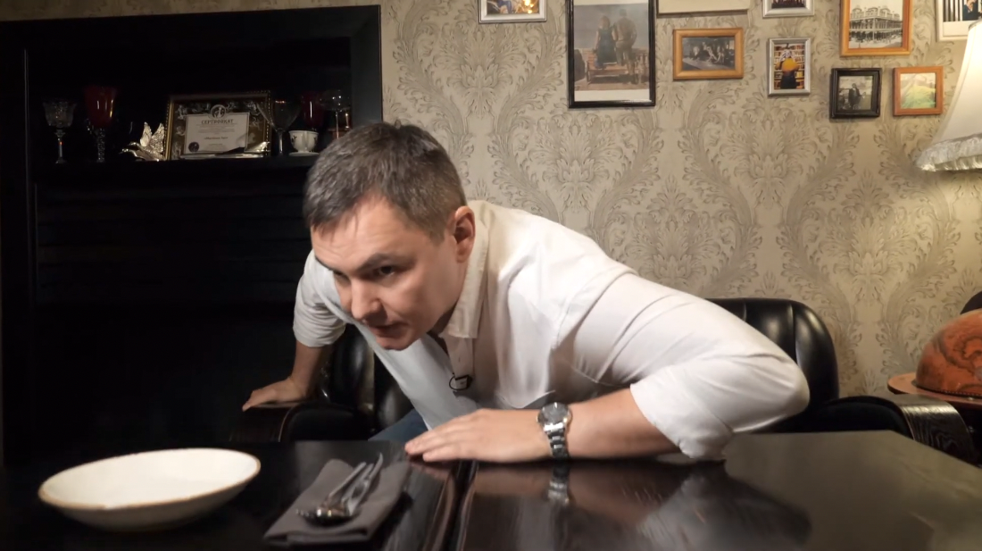 Статусно встать из-за стола без трицепса не получится 