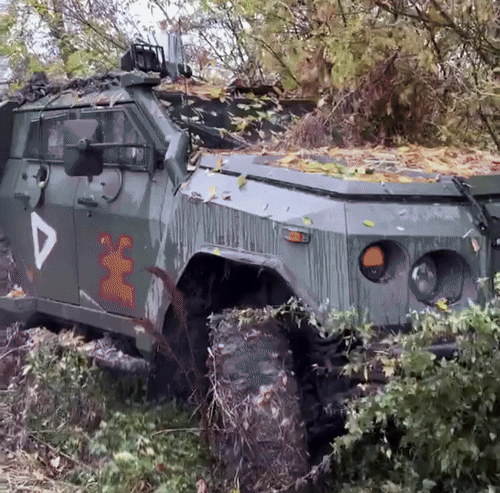 ВРАЖЕСКАЯ ВОЕННАЯ ТЕХНИКА НЕ МОЖЕТ СПРАВИТЬСЯ С КУРСКИМ БЕЗДОРОЖЬЕМ //СКРИНШОТ СТРАНИЦЫ С ТГ-КАНАЛА "ВОЕННАЯ ХРОНИКА"