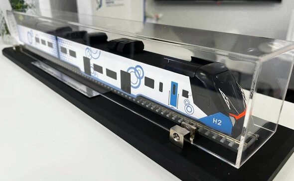 © АО «Трансмашхолдинг» / t.me/tmh_global (Макет водородного поезда. Всего предлагается два варианта. Один из них — состав из двух головных вагонов с бустерной секцией, где будут располагаться силовые установки и накопители энергии. Другой — состав из трех вагонов)