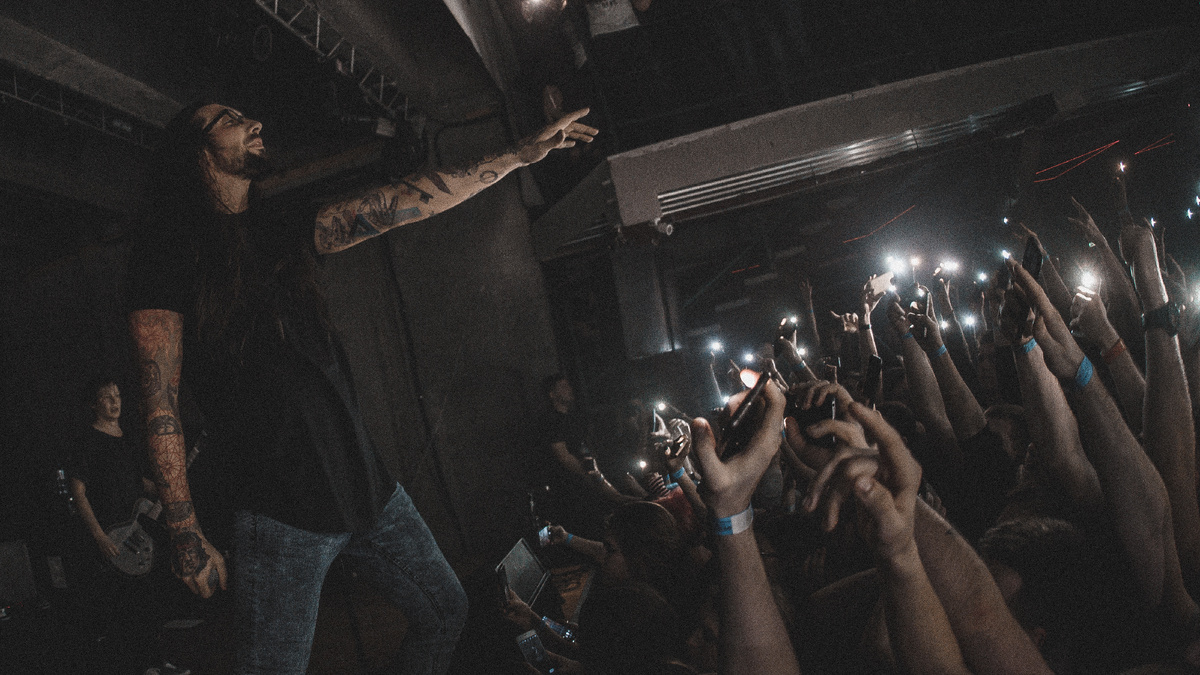 Обычно на конкретной песне люди достают фонарики и машут, поэтому лучше заранее прибежать к месту, где сможете сделать кадр. А на какой песне - уточните у орга 