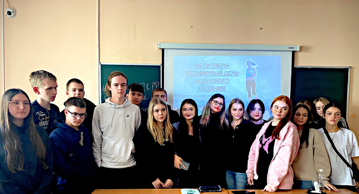 В центре я, со студентами колледжа МФЮИ