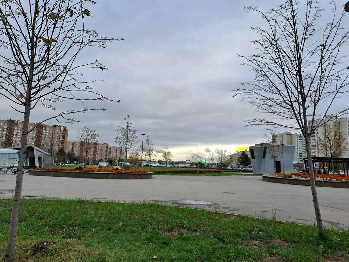 Метро Новокосино. Вон там впереди тёмное небо заканчивается и виднеется просвет. Вот туда и поеду.