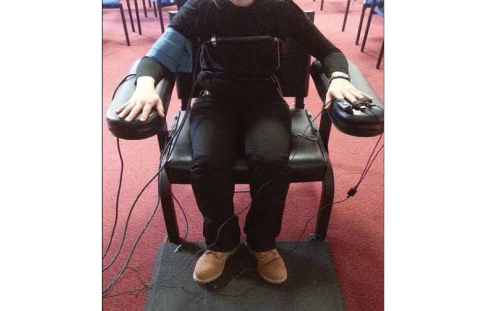 Crime Psychology Review, A review of the polygraph: history, methodology and current status, 2015📷Полиграфическое оборудование, прикрепленное к обследуемому