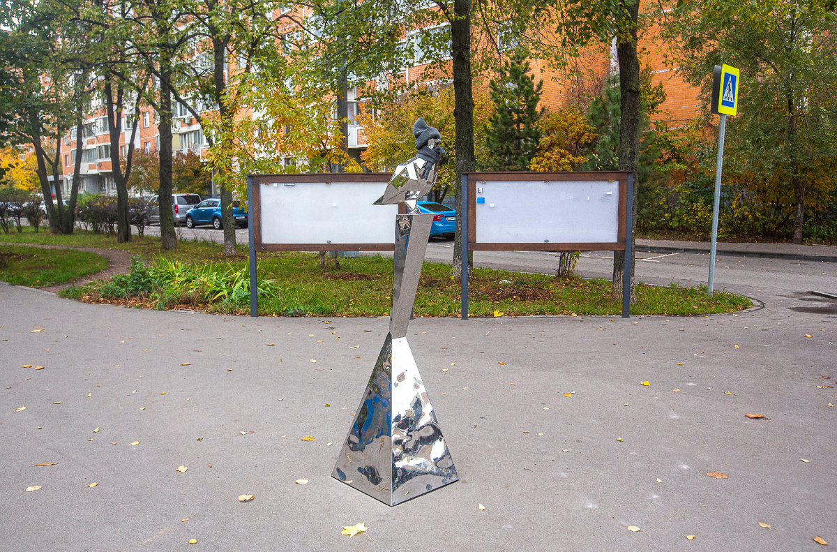 Арт-объект Голубь в сквере на улице Седова. Москва, Свиблово. Фото автора статьи 