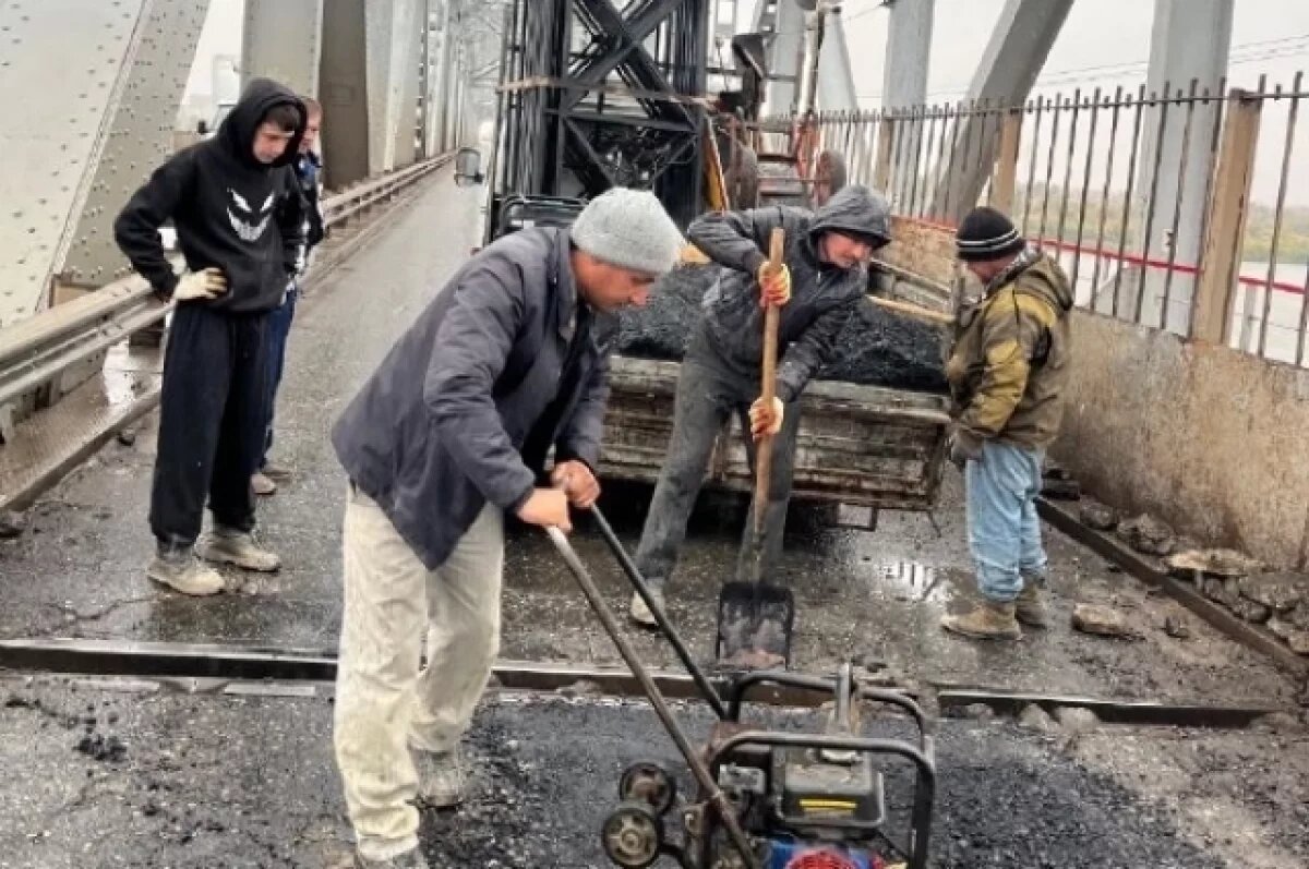    Аварийный ремонт на Старом мосту: ямы заделали несмотря на дождь