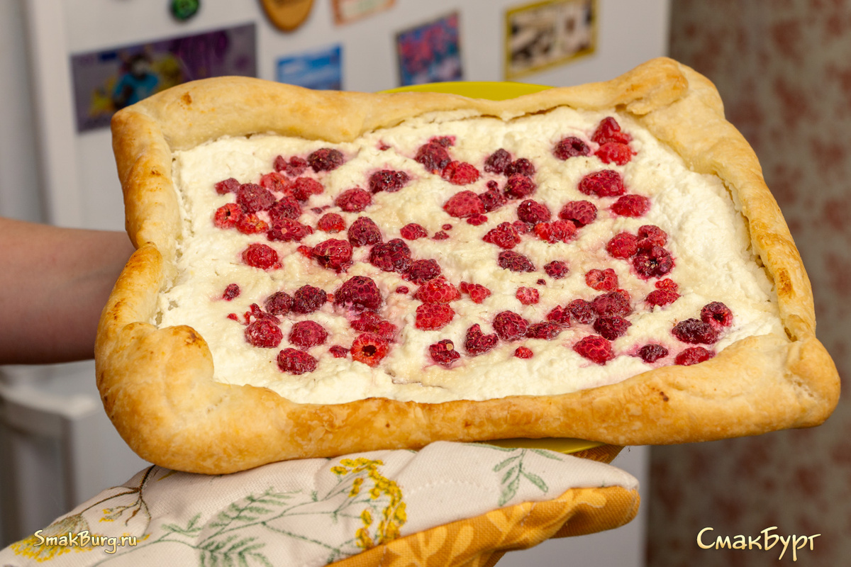 Готовый творожный десерт с ягодами поднимет настроение всем домашним. Угощайтесь!