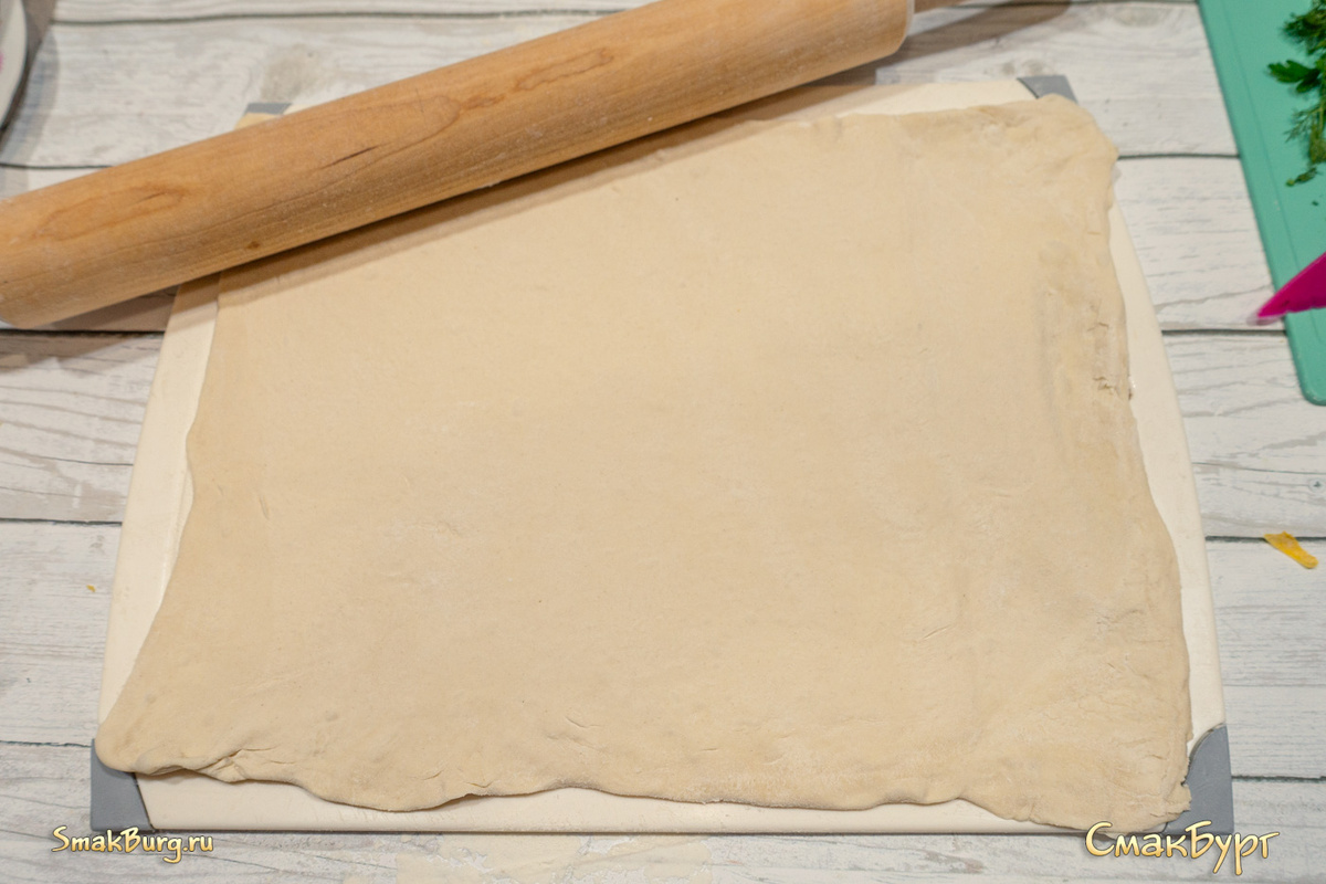 Раскатываем тесто в тонкий пласт