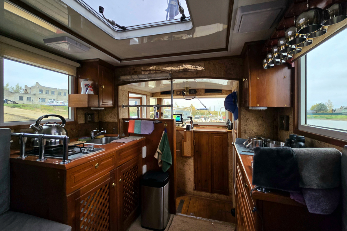 Гидротехнические сооружения - шлюзы и плотина