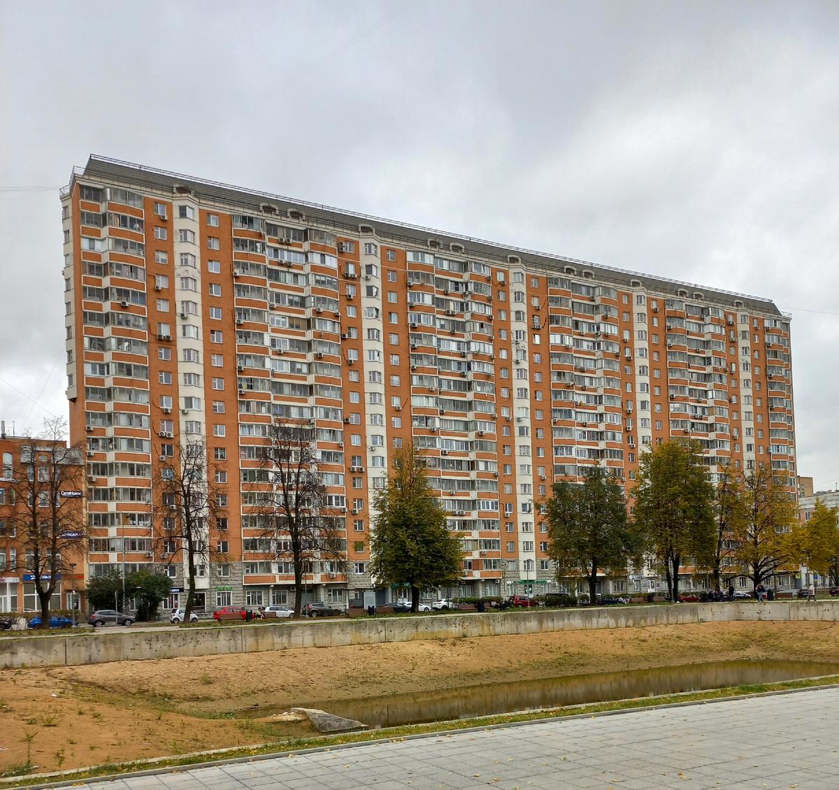 Артековская улица, дом 1. Фото - октябрь 2024.