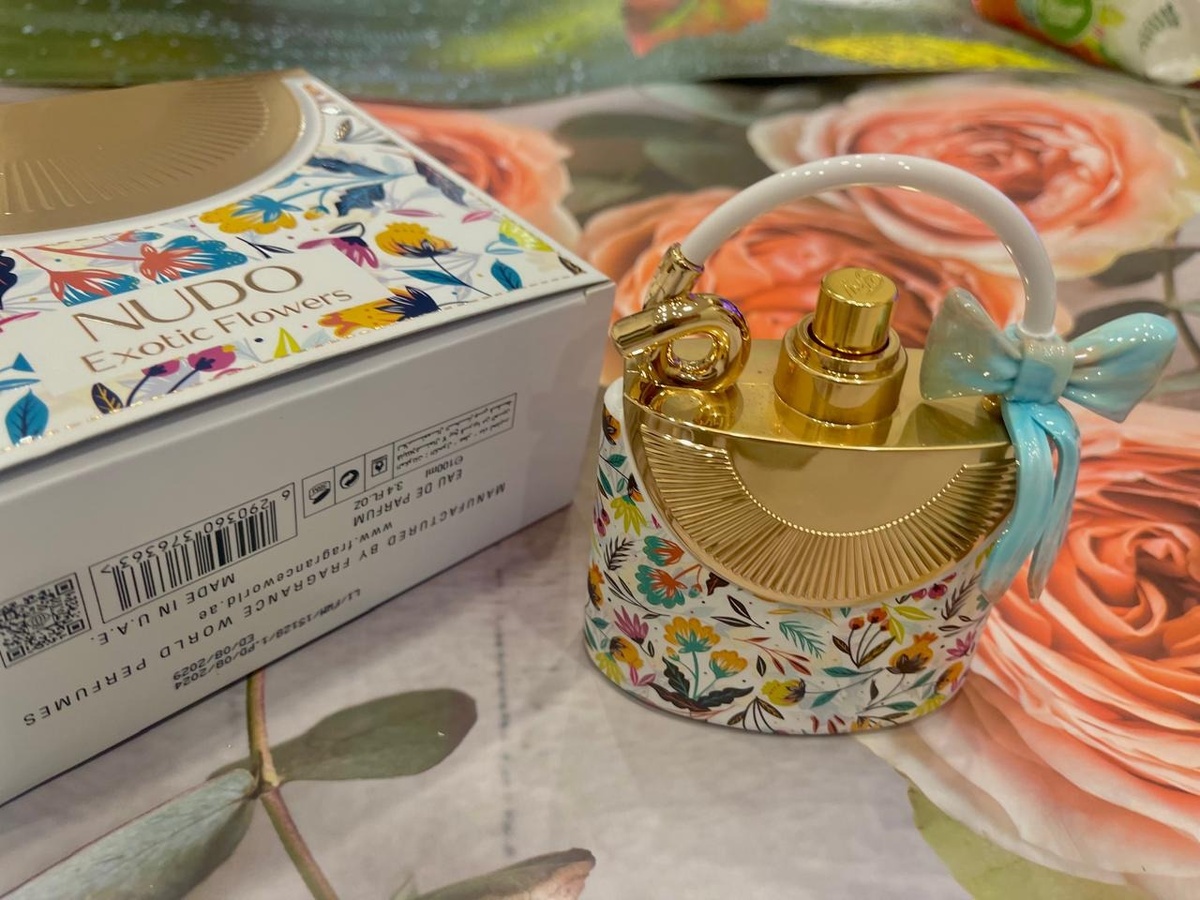 Nudo Exotic Flowers Fragrance World — это аромат для женщин, он принадлежит к группе фужерные пряные. Это новое издание: Nudo Exotic Flowers выпущен в 2024 году. Верхние ноты: Красные фрукты, Черный перец и Розовый перец; средние ноты: Коньяк и Гедион; базовые ноты: Табак и Ваниль.
