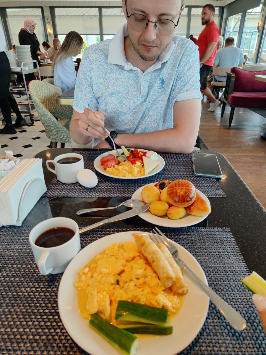 Колбасные изделия фи, омлет вкусный! На фоне вживую играют Beatles на рояле Steinway & Sons 