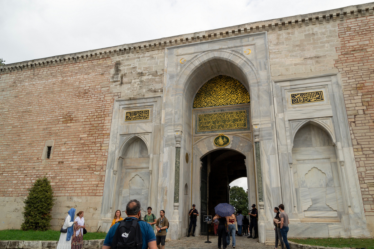 Главные ворота — Ворота Повелителя или Баб-ы Хюмаюн. Ведут в первый двор, в котором находились служебные и подсобные помещения, а также древняя церковь Святой Ирины . Это самый крупный двор из четырёх, именуемый Двором Янычар.