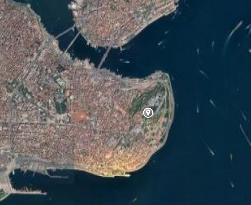 Дворец находится в месте, где проливы Босфор и Золотой рог соединяются с Мраморным морем. Он был построен турками после завоевания Константинополя.