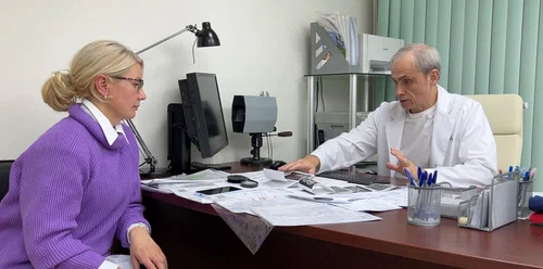 Доктор Ушаков консультирует пациентку в кабинете...