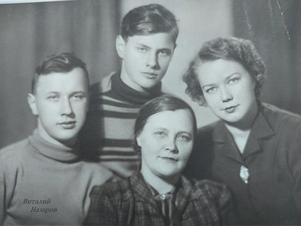 Наша мама (посередине) и мы, ее дети. Слева направо: я, Слава, сестра Валя.