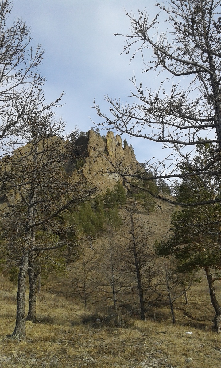 В начале марта, снег в горах сдуло, но внизу он еще не тронутый.