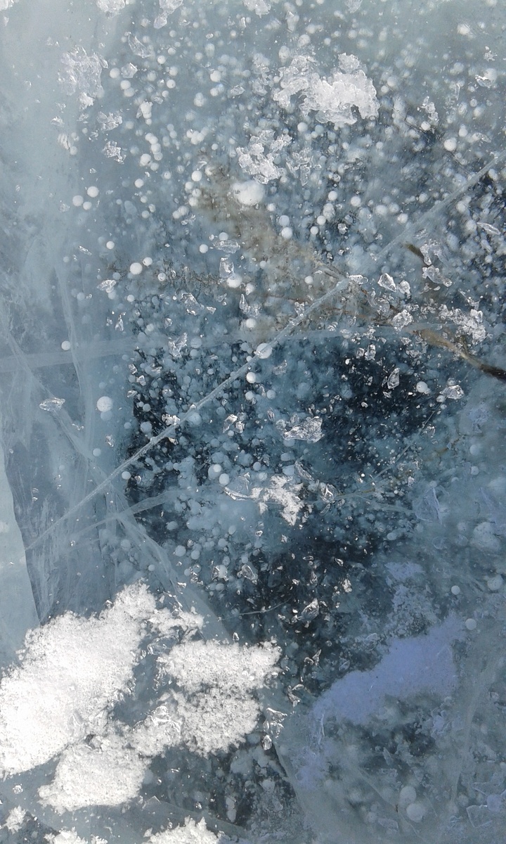 Лед, присыпанный снежком, с пузырьками. 