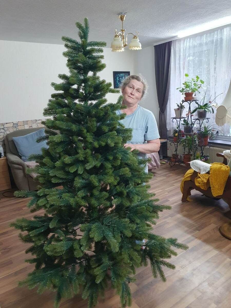А с каким ещё лицом можно фотографироваться в мае около ёлки?! Только с таким придурошным!