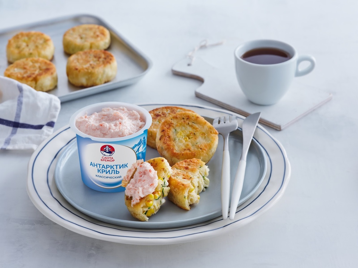 Просто оладьи – это уже не интересно. Что если сделать их с кукурузой и цукини? Выйдет точно вкусно, а главное – полезно.