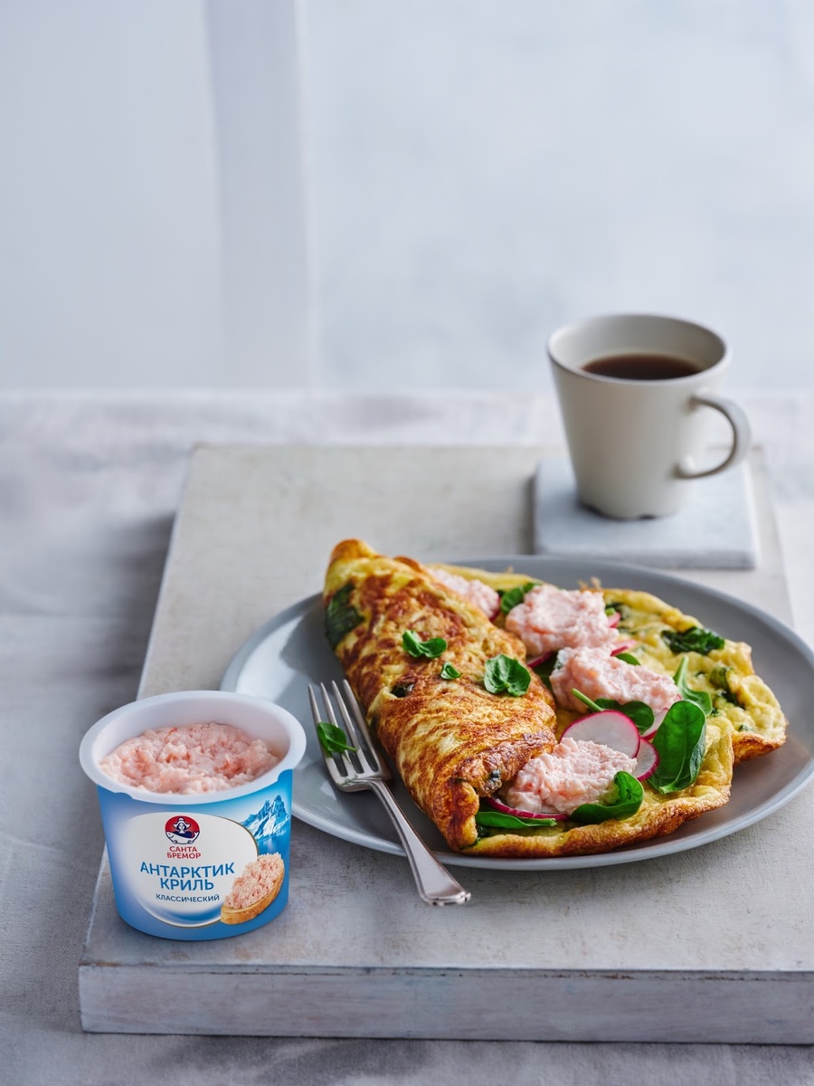 Попробуйте приготовить омлет с зеленью и добавить туда нашу пасту из криля – это точно будет разнообразием для вашего стола, учитывая, сколько в линейке “Антарктик Криль” интересных вкусов.