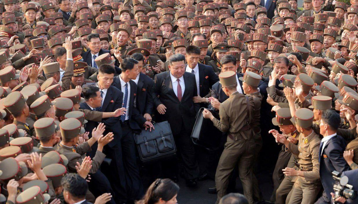 Очевидно, что своей армии северокорейский лидер не боится. А вот на Западе к ней относятся с растущей тревогой, особенно в свете союза с Москвой. На фото ЦТАК запись добровольцев в Корейскую народную армию (КНА) в свете обострения на полуострове. 