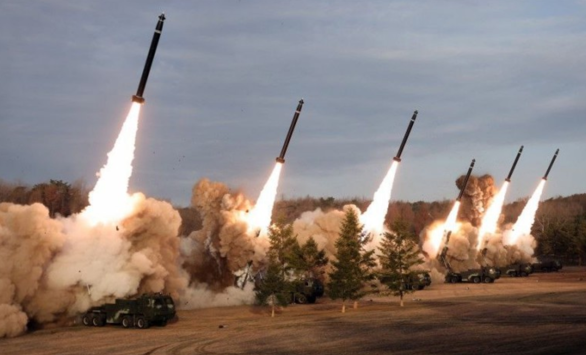 KN-25 добавляет огня. КНА обладает самой мощной артиллерией на планете. Такие ракеты являются носителями ядерного оружия. Фото ЦТАК