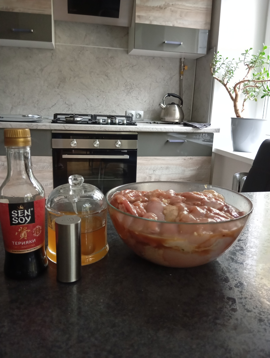 У меня последний раз была курица в медовом маринаде. Вместо Соевого соуса у меня соус Терияки. 