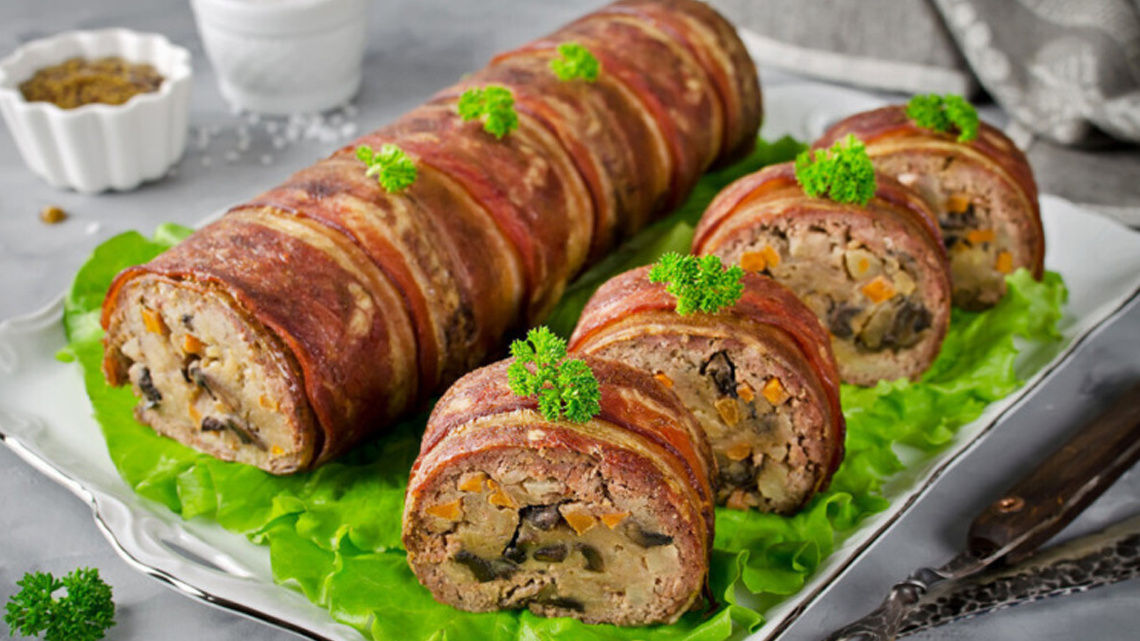 Мясной рулет с грибами и сыром: Рецепт сочного рулета из фарша для праздничного стола