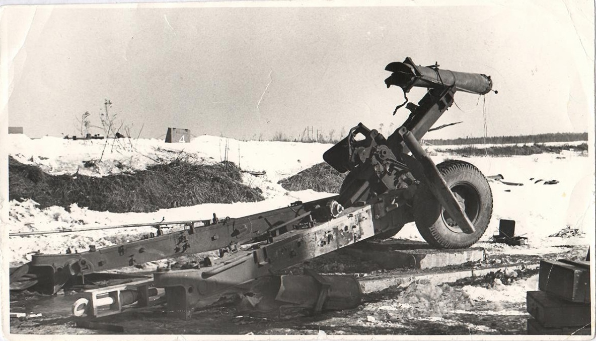 Потерпевшая аварию опытная ПУ 300-мм РСа на лафете МЛ-20 в 1980 г.  