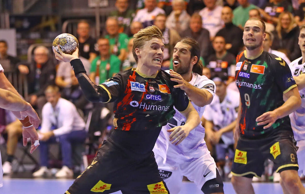    "Магдебург" (в тёмной форме) на старте Лиги чемпионов не впечатляет