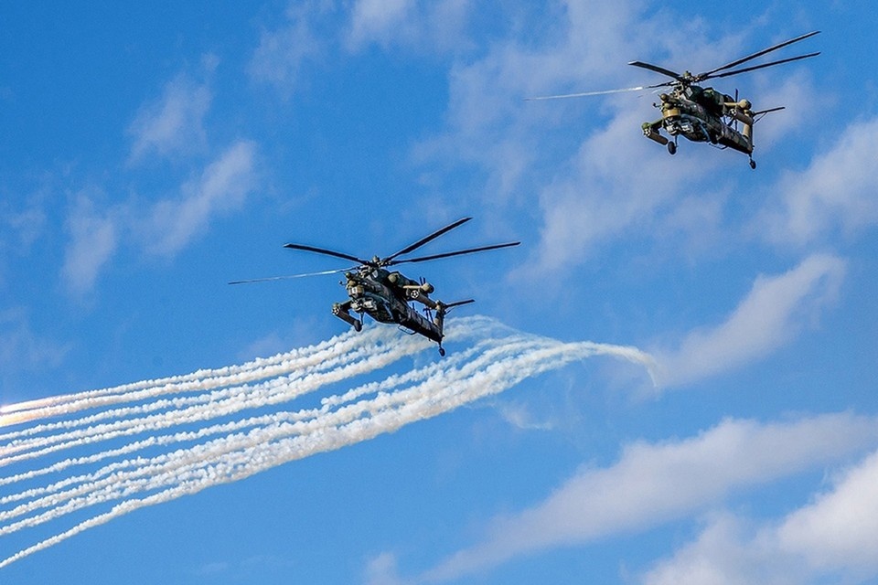    Российские военные вертолеты уничтожили расчет украинской артиллерийской установки в курском приграничье GLOBAL LOOK PRESS