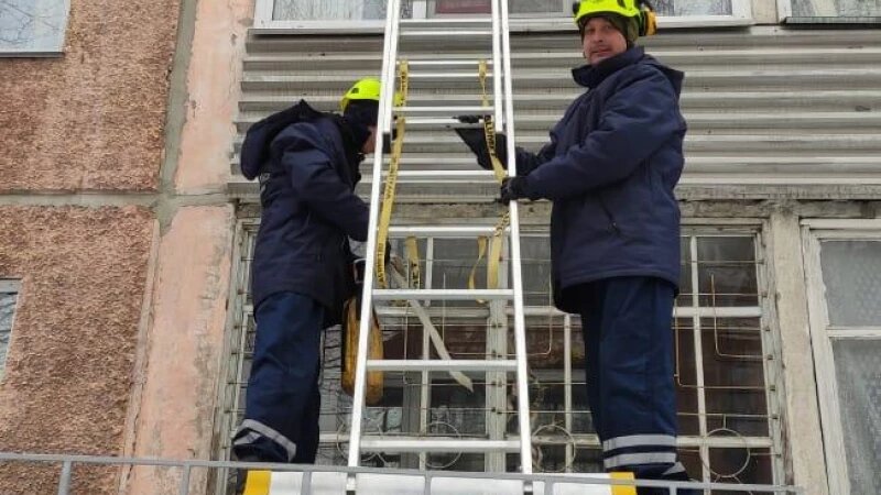     Спасатели проникли в квартиру к пенсионерке, которая не выходила на связь Управление Алтайского края по делам ГОЧС и ПБ