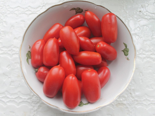 Помидоры дамские пальчики. Источник https://vplate.ru/images/knowledge/orig/2023/04/damskie-palchiki-7.jpg.