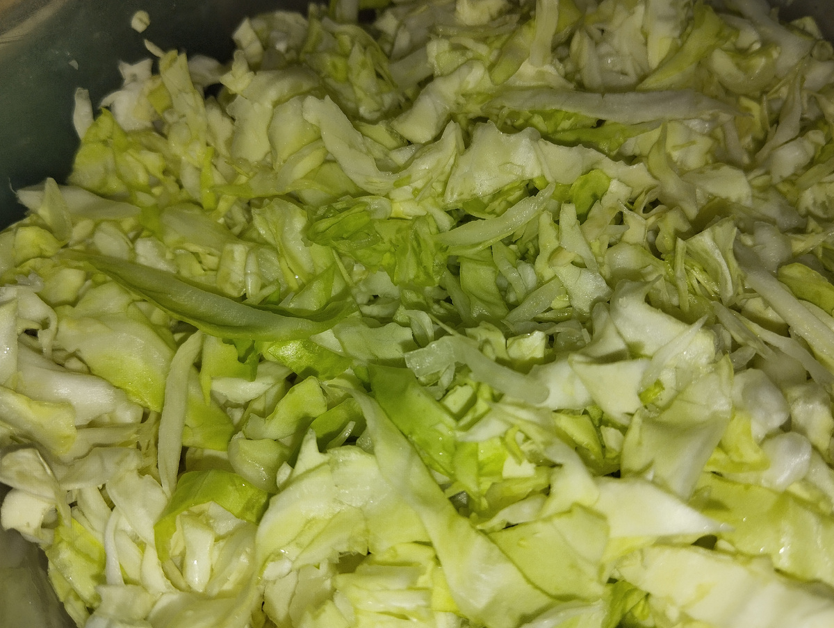 Подготовленная белокочанная капуста для овощного салата.