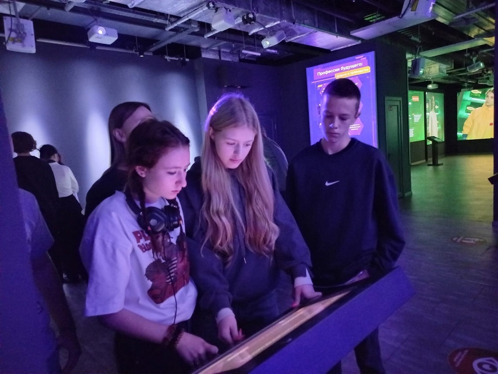    На выставке. Фотография школы станции Евсино