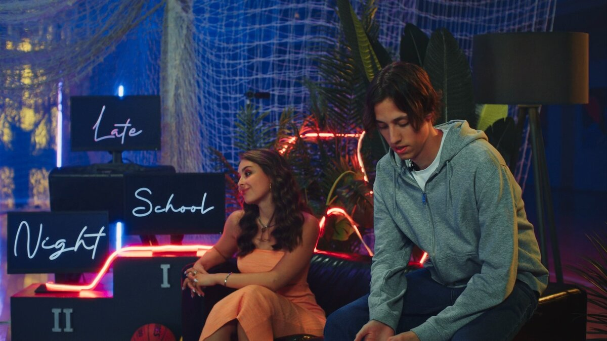 кадр из сериала "НЭЙТЛАЙТСКУЛ"